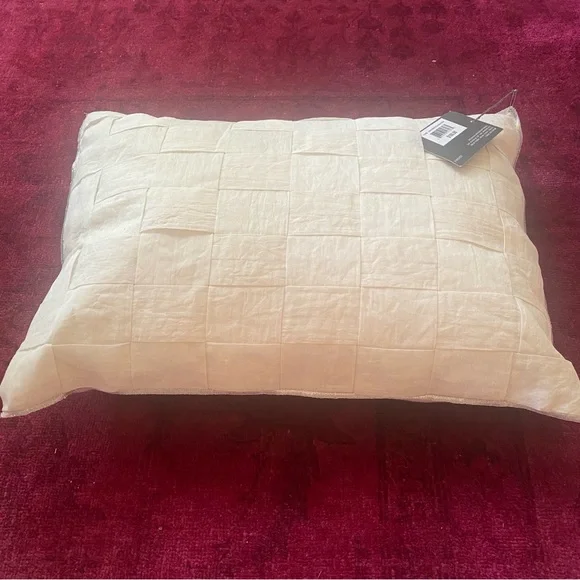 NWT $180 Vera Wang Accent pillow